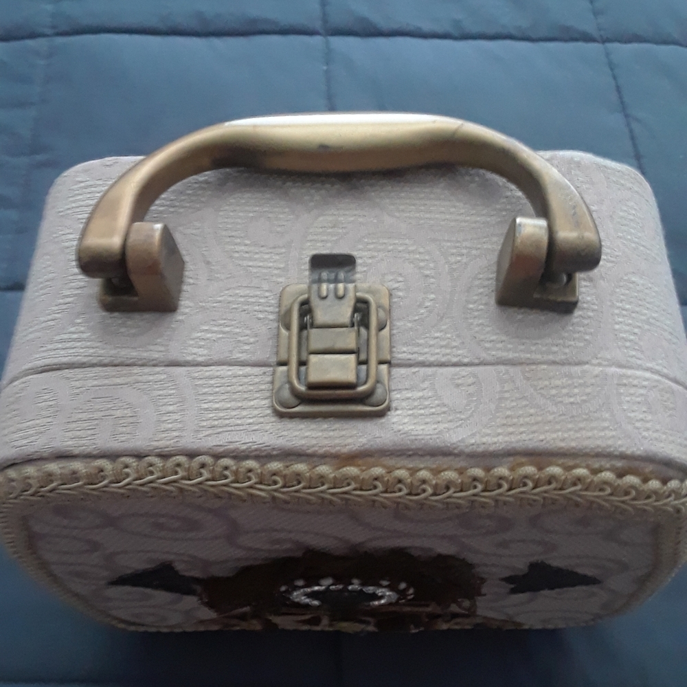 Cameo purse/make-up bag and bracelet - Picture 3 of 16
